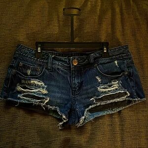 American Eagle women’s size 6 ripped blue jean shorts